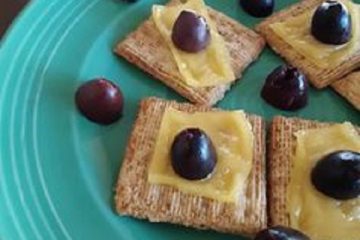 Vegan Cheesy Kalamata Olive Triscuits